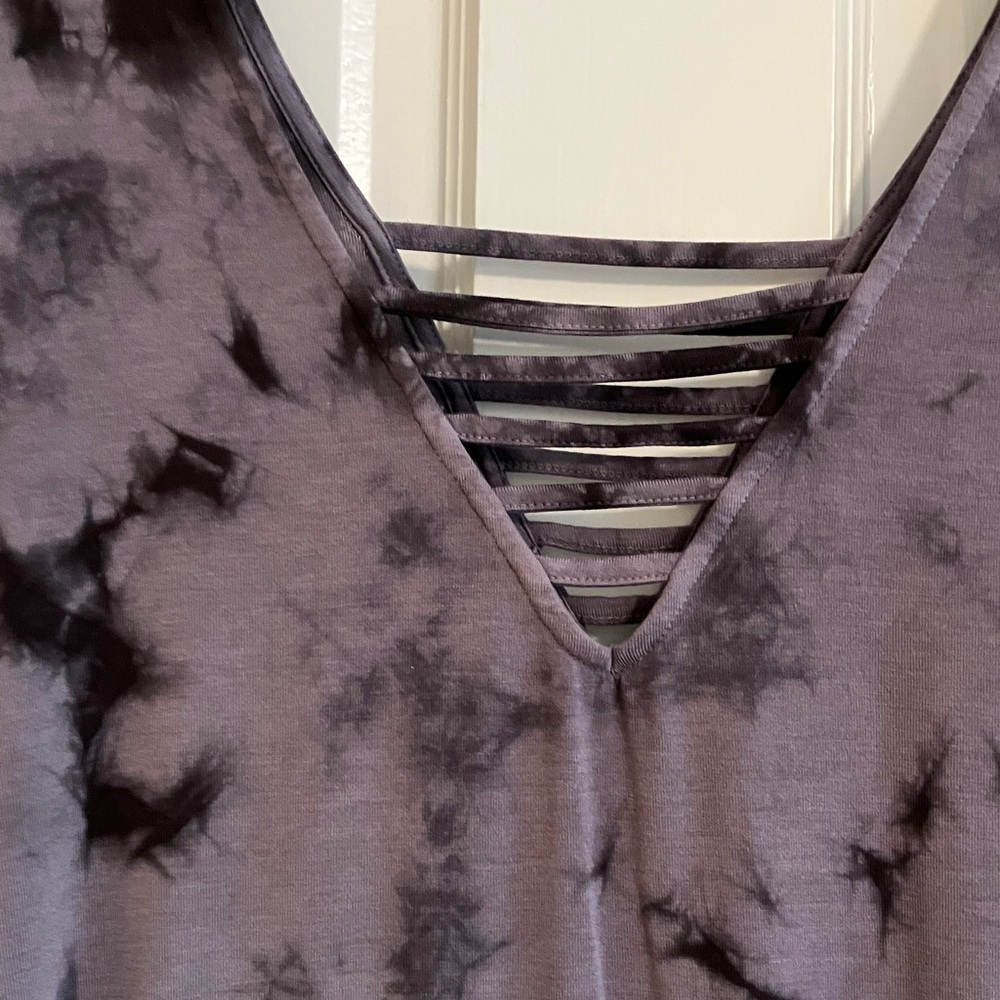 Olive & Oak Black and Gray Tie-Dye V-Neck Tee - Picture 3 of 6